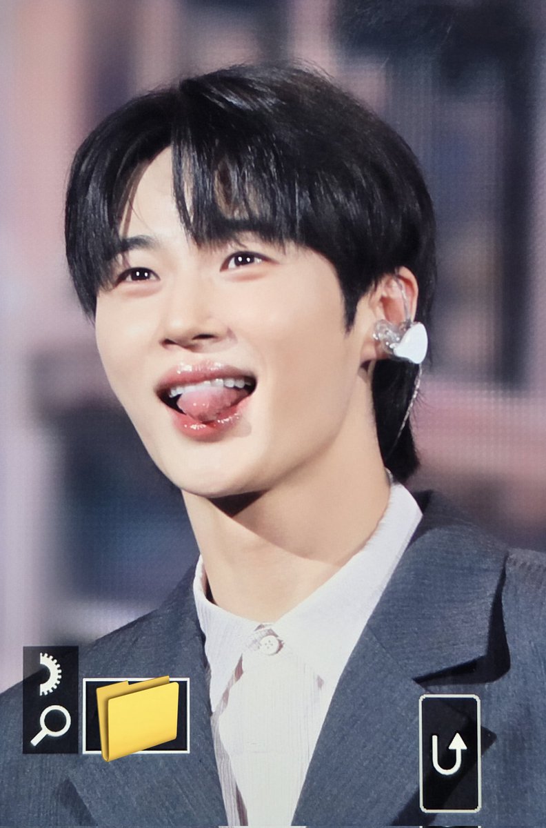 favoritezzal's tweet photo. 260704 #변우석 팬미팅 
너무 재밌었다 💙🩵 https://t.co/Ei4gcximQj