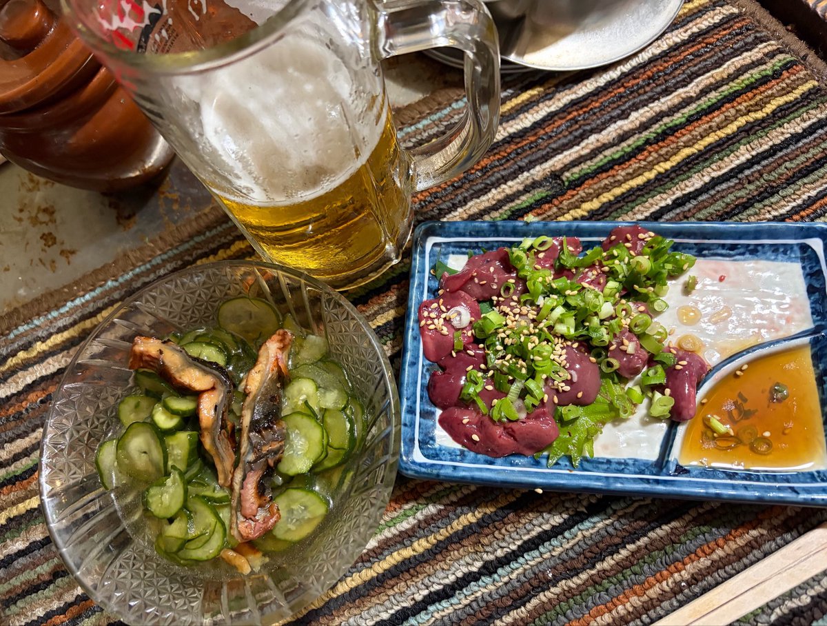 emiknife's tweet photo. 今日で帰国して1週間！昨夜は地球屋店番後のスタッフみんなでキャロルキング。今日は久々の6時間バンドスタジオの後に、世界一大好きな立ち飲み屋、高槻の磐石で晩酌！やっぱり私は家でじっとしてるより、動いて呑んでる方が元気でいられる！ https://t.co/Elf2ZBAEaZ