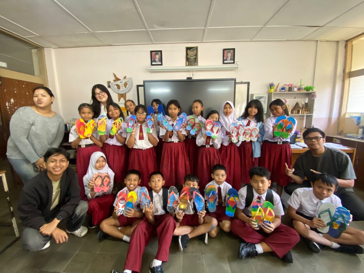 farhanzmf's tweet photo. YESS LOVE HYUNDAI JUMP SCHOOL, banyak banget kegiatan serunya, ngajar adik adik sekolah bareng temen satu learning centre, mentoring karier sama professional mentor, dan ada company visit ke Hyundai Motor Manufacturing Indonesia 😍 https://t.co/ypLoQyTZHH