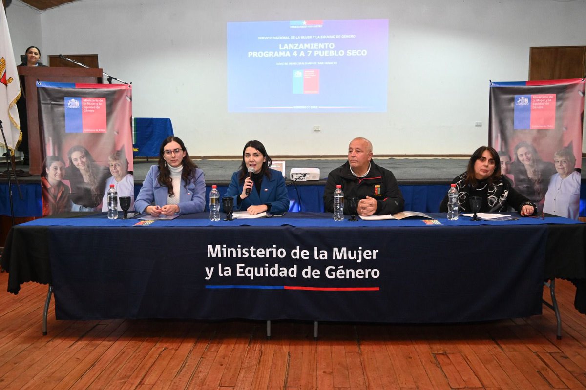 MinMujeryEG's tweet photo. Queremos que más mujeres puedan trabajar y mantenerse en sus empleos sabiendo que sus hijos están cuidados tras el colegio. Por eso, ministra Judith Marín y autoridades de @SernamEGChile y de la comuna de San Ignacio anunciaron extensión del Programa 4 a 7 en sector Pueblo Seco. https://t.co/KGn34XNmMv