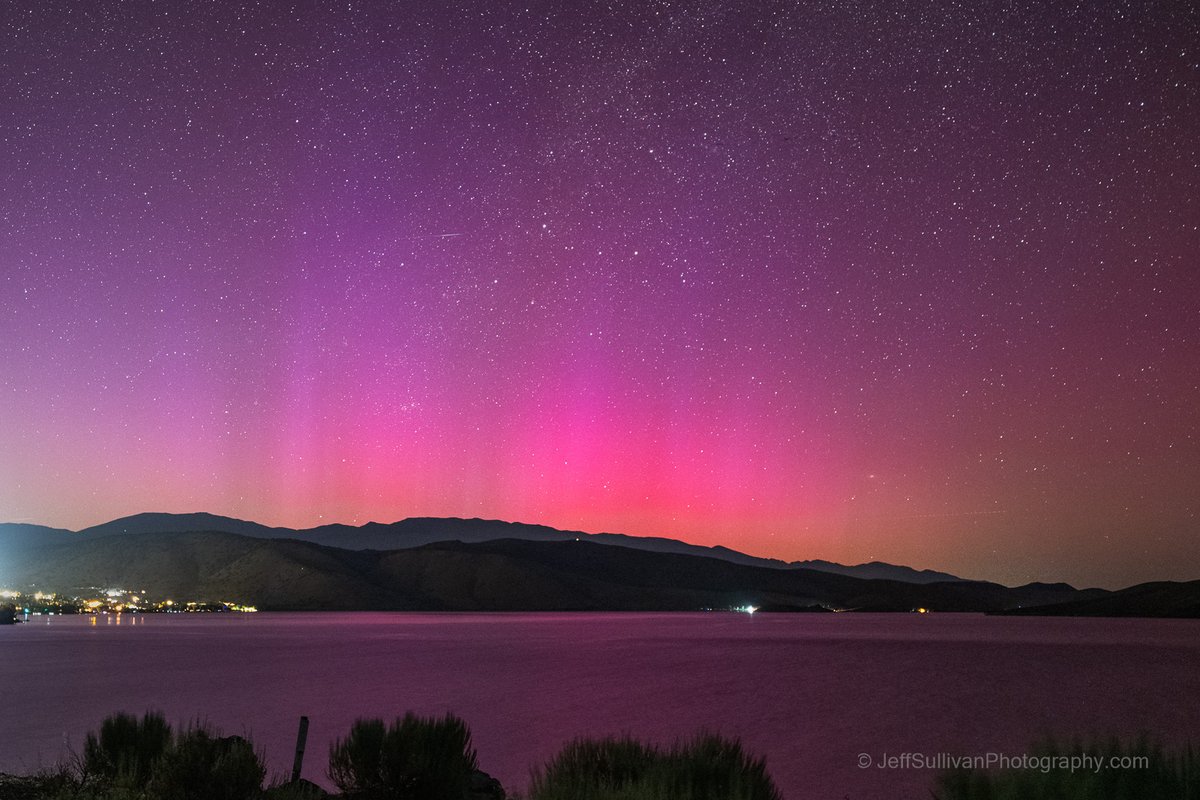 （solページ）オーロラ Aurora borealis last night at 10:45 pm at Topaz Lake, California