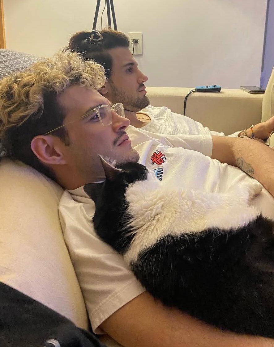 midiastofani's tweet photo. amo essa foto e amo que #ele no conforto de casa está usando a pulseirinha com o nome do seu amado ❤️ https://t.co/cUsKWF5Hua