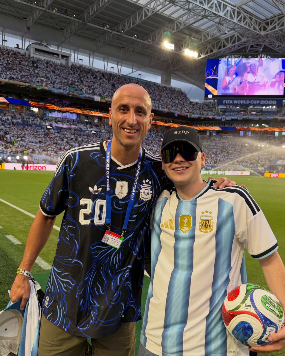 NBALatam's tweet photo. Manu Ginóbili y  Bizarrap en el triunfo de Argentina ⚽️🇦🇷

Vía @bizarrap https://t.co/Tmm7MN746I