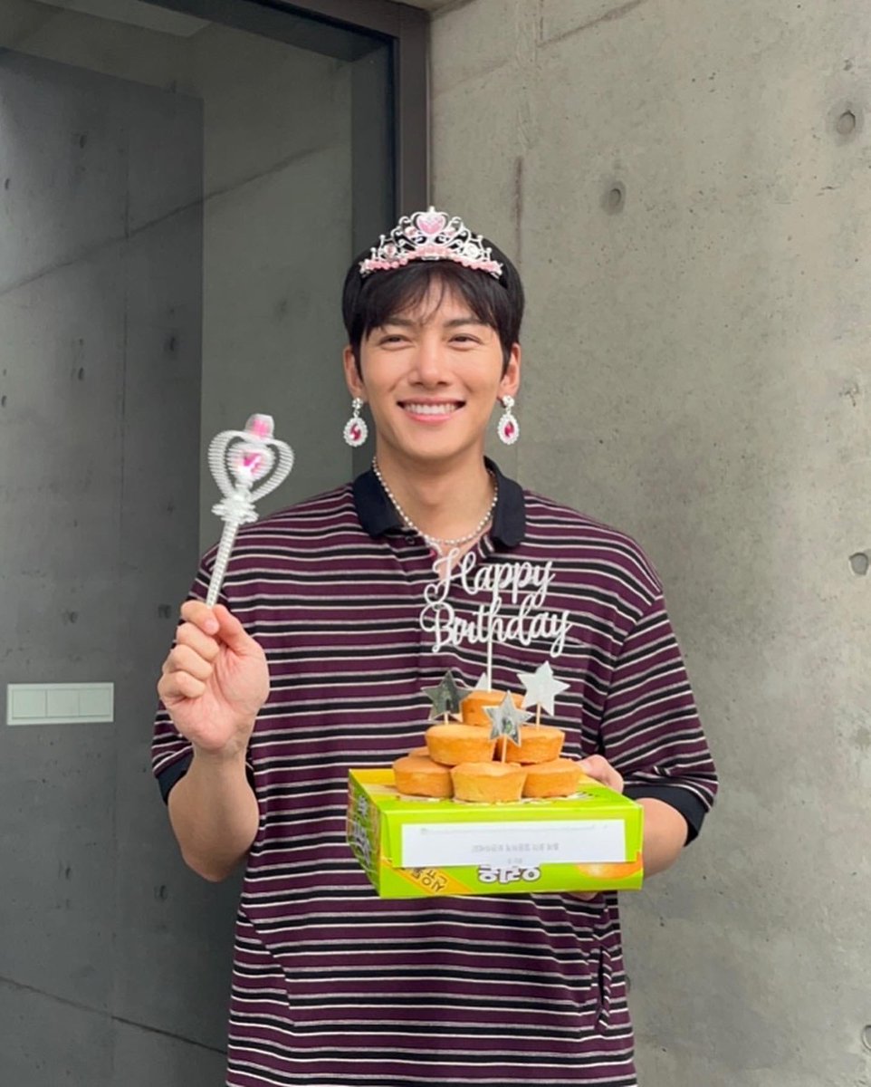 Ruby__Shu's tweet photo. 지창욱 생일 축하해 항상 행복만 가득하길💕

#지창욱 #경비아저씨생일선물하나줄까
#HappyChangWookDay https://t.co/xAauf2Y3UU