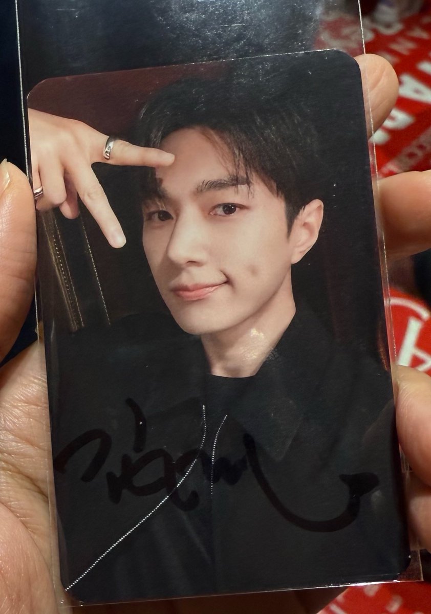 bapmeokjae_hsw's tweet photo. Signed pc spidolnya item DIANYA JUGA PAKE BAJU ITEM GIMANA SIH https://t.co/JdJxh1FfCc