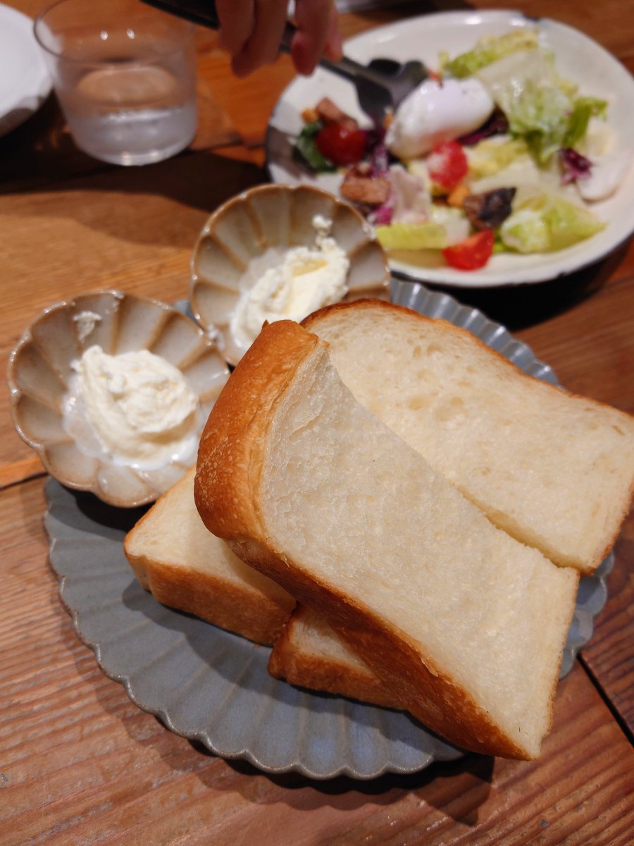 oasisao's tweet photo. 🎥映画の後は同じ建物内の『ESPRESSO D WORKS池袋』
ここの高加水食パン「ワンハンドレッド」がウマいんだよな〜
自家製ホイップバターが最高が合う。
ピザもパスタも美味しい😋
#池袋 #ESPRESSODWORKS https://t.co/rnbFPVYVyI