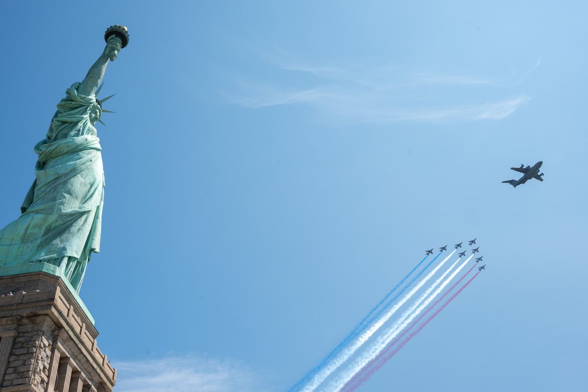Armees_Gouv's tweet photo. ✈️ « Liberté 250 » : clap de fin d'un déploiement historique aux États-Unis !

Après près d’un mois sur la côte est des États-Unis, la @PAFofficiel, accompagnée d’un A400M de l’@Armee_de_lair, achève son itinéraire mémoriel au-dessus de New York à l’occasion de l’Independence Day.

Retour en images sur 27 jours d'une mission qui a illustré deux siècles d'histoire et d'amitié franco-américaine. 📸