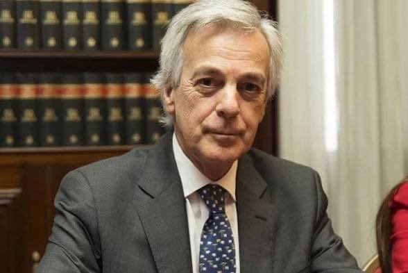 betovaldez's tweet photo. Lobby de Mahiques?Martínez de Giorgi contradijo a Irurzun en la causa $LIBRA

La decisión de Marcelo Martínez de Giorgi de apartar a los querellantes de la causa $LIBRA volvió a sacudir Comodoro Py. 

No solo por el impacto que tiene sobre una investigación que involucra al entorno presidencial, sino porque adopta un criterio distinto al que había fijado la Cámara Federal.

Cuando revisó el caso, la Cámara, con la participación de Martín Irurzun, sostuvo que la legitimación de los querellantes no podía quedar supeditada a demostrar de antemano la existencia de la estafa ni el perjuicio definitivo. 

Precisamente, esa era la materia de la investigación. Martínez de Giorgi resolvió ahora lo contrario: entendió que los inversores no acreditaron un perjuicio directo ni la titularidad de las billeteras virtuales y los excluyó del expediente.

El fallo ya anticipa una nueva revisión por parte de la Cámara. Pero además reabre una discusión política y judicial. 

Irurzun debe dejar su cargo al cumplir 75 años, luego de que el Poder Ejecutivo no impulsara un nuevo acuerdo del Senado para que continuara en la Cámara, según trascendió a pedido de Karina Milei.

Al mismo tiempo, la esposa de Martínez de Giorgi obtuvo la aprobación del Senado para ser jueza federal y su designación definitiva quedó pendiente del decreto presidencial. 

Se nota el poder de lobby de Juan Bautista Mahiques y Santiago Viola.