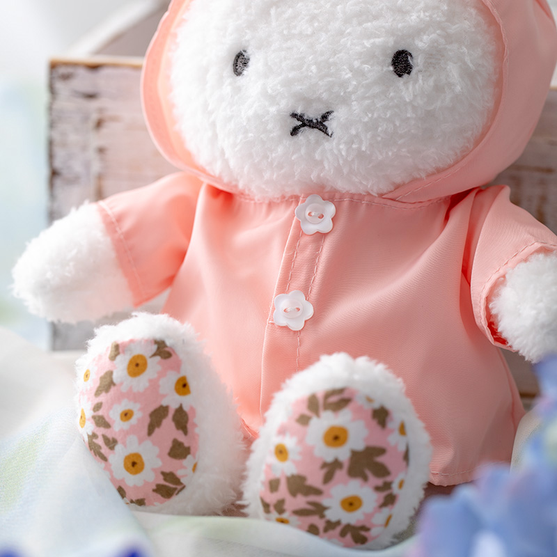 FlowerMiffy's tweet photo. ☔再入荷☔
お耳もしっかり隠れるフード姿がかわいい
ほわほわぬいぐるみの着せかえお洋服
「レインコート チューリップピンク」が久々の再入荷♪
・着せかえお洋服　レインコート チューリップピンク
2,640円(税込)

常設店・オンラインショップ・Pop-Up Marche
7月17日(金)発売予定
#flowermiffy https://t.co/4zZVPmSnoz