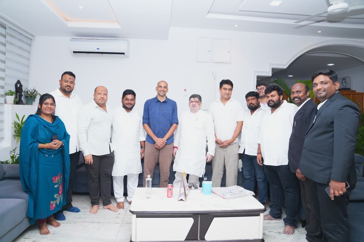 JVishnuINC's tweet photo. యువజన కాంగ్రెస్ లీగల్ సెల్ ఆధ్వర్యంలో ప్రతిష్టాత్మకంగా నిర్వహించిన జాతీయ లీగల్ సెల్ కాన్‌క్లేవ్  హాజరైన న్యాయవాదులు, న్యాయ నిపుణులను ఉద్దేశించి ముఖ్య అతిథులు రాజ్యాంగ పరిరక్షణ, న్యాయవ్యవస్థ, న్యాయవ్యవస్థ దుర్వినియోగం, సామాజిక న్యాయం, యువ న్యాయవాదుల పాత్ర తదితర కీలక అంశాలపై https://t.co/aXbNz9Q0Jj
