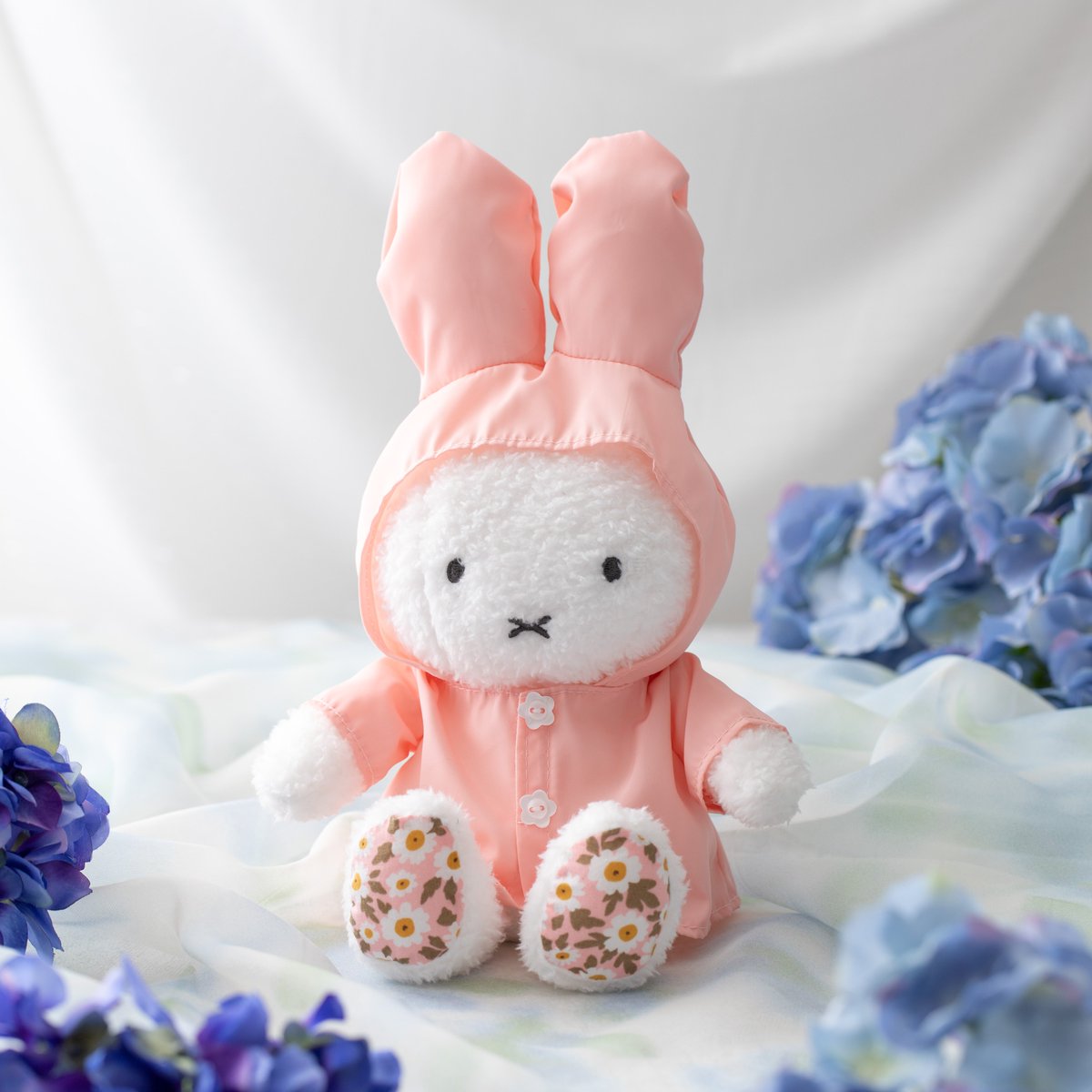 FlowerMiffy's tweet photo. ☔再入荷☔
お耳もしっかり隠れるフード姿がかわいい
ほわほわぬいぐるみの着せかえお洋服
「レインコート チューリップピンク」が久々の再入荷♪
・着せかえお洋服　レインコート チューリップピンク
2,640円(税込)

常設店・オンラインショップ・Pop-Up Marche
7月17日(金)発売予定
#flowermiffy https://t.co/4zZVPmSnoz