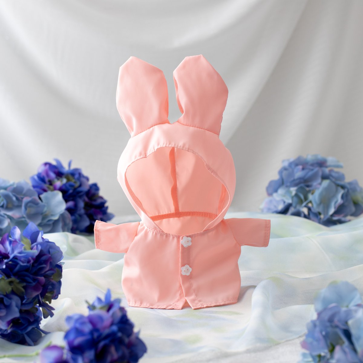 FlowerMiffy's tweet photo. ☔再入荷☔
お耳もしっかり隠れるフード姿がかわいい
ほわほわぬいぐるみの着せかえお洋服
「レインコート チューリップピンク」が久々の再入荷♪
・着せかえお洋服　レインコート チューリップピンク
2,640円(税込)

常設店・オンラインショップ・Pop-Up Marche
7月17日(金)発売予定
#flowermiffy https://t.co/4zZVPmSnoz
