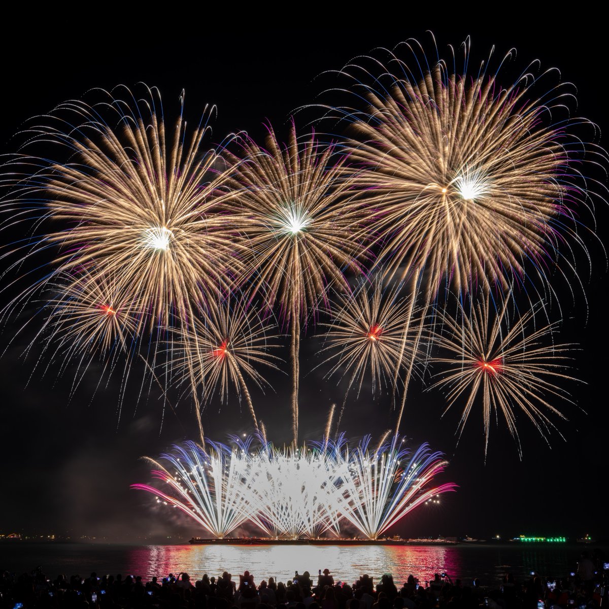 JACKThistledown's tweet photo. Stars, Stripes &amp; Jackpots! 

Wishing everyone a Happy 4th of July filled with fireworks, lucky spins, and safe celebrations. 

Have a wonderful holiday!

Gambling Problem? Call 1-800-MY-RESET https://t.co/AkDpraVe4w