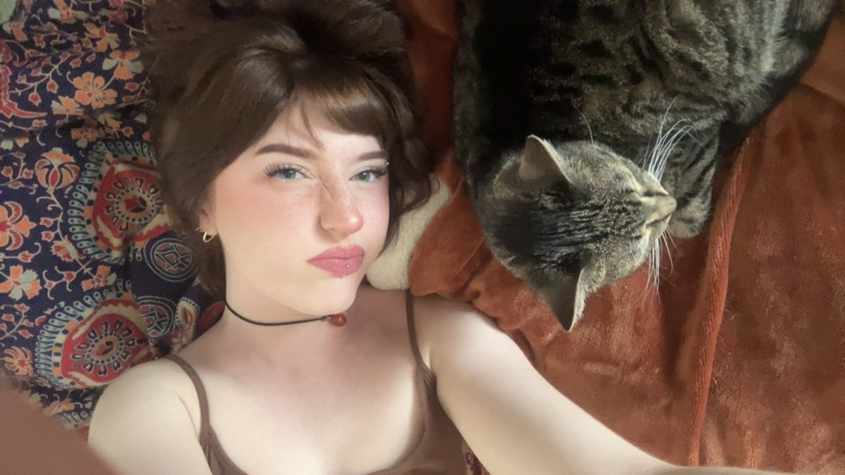 averaveee's tweet photo. take me back to 4 months ago when i looked like this pls https://t.co/nqYA7sBDap