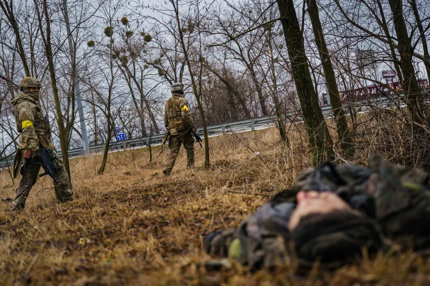 AlternativoDig's tweet photo. 🇺🇦🇷🇺 La guerra entre Rusia y Ucrania ya habría superado los 2 millones de bajas entre muertos, heridos y desaparecidos, según un nuevo estudio.

El informe del Center for Strategic and International Studies (CSIS) estima que Rusia ha sufrido alrededor de 1,4 millones de bajas, de las cuales unas 450.000 corresponderían a fallecidos, mientras que Ucrania acumularía entre 525.000 y 625.000 bajas, con entre 125.000 y 150.000 muertos. Ni Moscú ni Kiev publican cifras oficiales, por lo que se trata de estimaciones.

Los autores del estudio aseguran que, en lo que va de año, Rusia estaría sufriendo casi ocho bajas por cada una de Ucrania, en gran parte por el creciente uso de drones por parte de las fuerzas ucranianas.

Según el CSIS, el conflicto ya habría superado en número total de bajas a la batalla de Stalingrado, considerada una de las más sangrientas de la historia, convirtiéndose en uno de los enfrentamientos más devastadores de la era moderna.