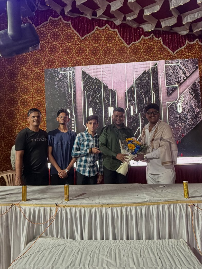 PramanickKeyur's tweet photo. 📍 गोरेगाव | मोतीलाल नगर

माझा मित्र हितेश भगत याला वाढदिवसानिमित्त मनःपूर्वक शुभेच्छा दिल्या.

ईश्वर त्याला उत्तम आरोग्य, दीर्घायुष्य, सुख-समृद्धी आणि प्रत्येक क्षेत्रात यश प्रदान करो, हीच सदिच्छा.

#BirthdayWishes #Goregaon #MotilalNagar https://t.co/ESuNkXK0nx