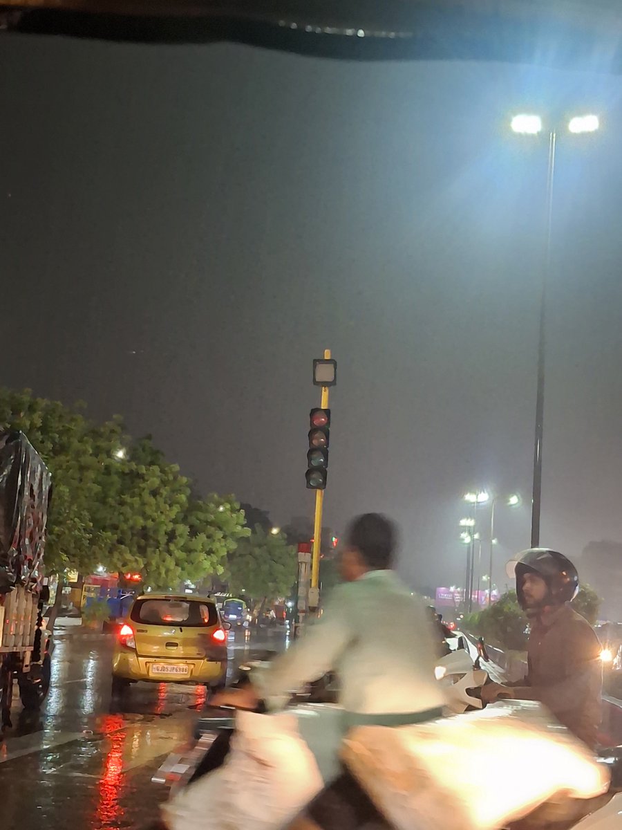 IBalmukundwala's tweet photo. surat - sachin - navsari road (locality BRC), here signal not working, no traffic police and around 30 min traffic jam people suffer in rainy season, with aggressive request kindly appoint traffic guard/ police,  please repair signals, take action immediately. 
@TrPoliceSurat https://t.co/VF2b7Z1nWx