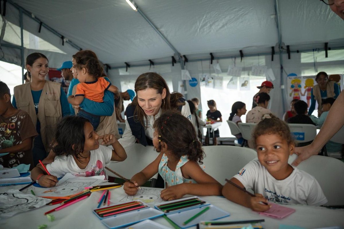 Roberto_Benes's tweet photo. Responder a una emergencia necesita trabajo conjunto
Así podemos asegurar a niños, niñas y familias acceso a servicios esenciales, alimento, protección y ayudar a reencontrar esperanza
Gracias @lenasavelli1 y @WFP_es por estar mano a mano con @uniceflac en respuesta en #Venezuela https://t.co/hNtqPBOFNZ