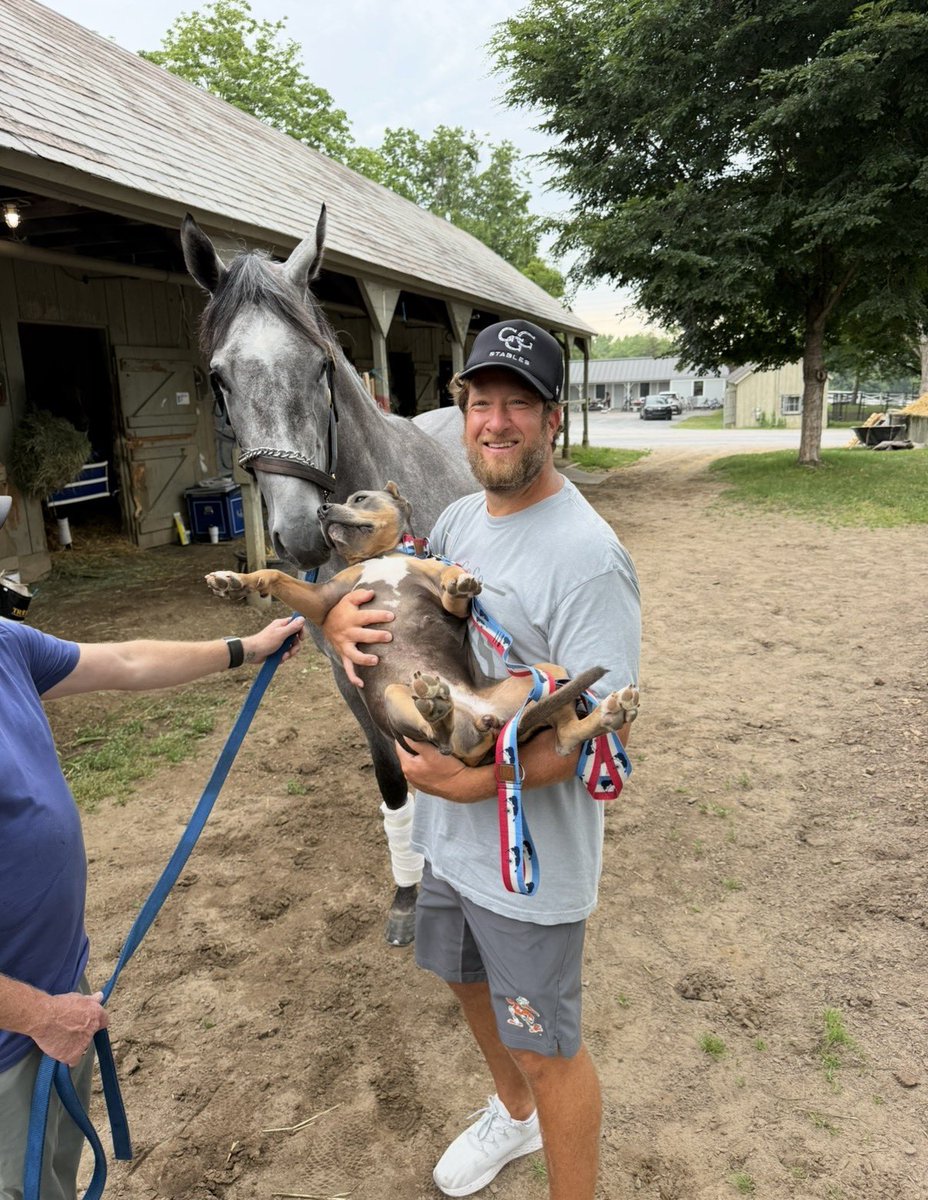 stoolpresidente's tweet photo. Also brought over her sister to cheer her up https://t.co/y0ggB5hoKq