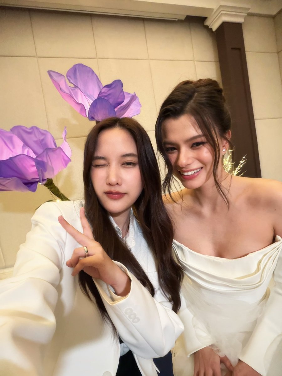 FBlowkey's tweet photo. OHHHHHHH??? Frung just exposed freenbecky 555555 the picture Freen posted wasn't the same which means there's 17289563 more pictures locked inside Freen's vault (phone)

THE AIR FINAL EPISODE
#เสน่หาวาโยตอนจบ https://t.co/2lQiOkZGEq