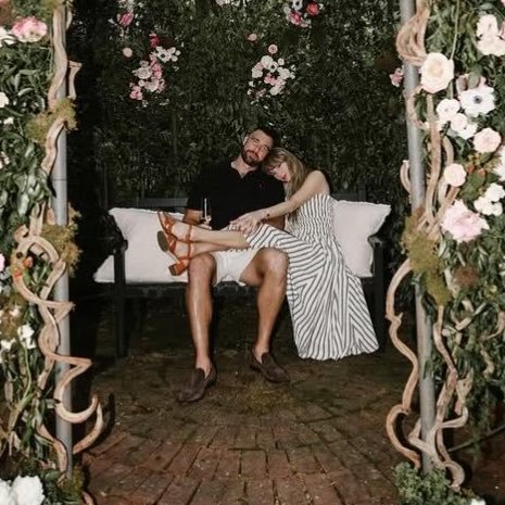 tayIenasunshine's tweet photo. Taylor y Travis regalaron un pañuelo con la fecha y ciudad de su boda, así como con la frase "So it's gonna be forever..." https://t.co/2TnMj3dyfE