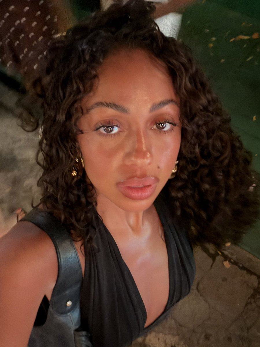 TESSKNOWS's tweet photo. 35 no baby daddy. No Man. No Roster. No Beef with loser bitches. Just a passport full of stamps, an amazing support system &amp; deep connection with GOD ✨ https://t.co/kTpVIQXJdT