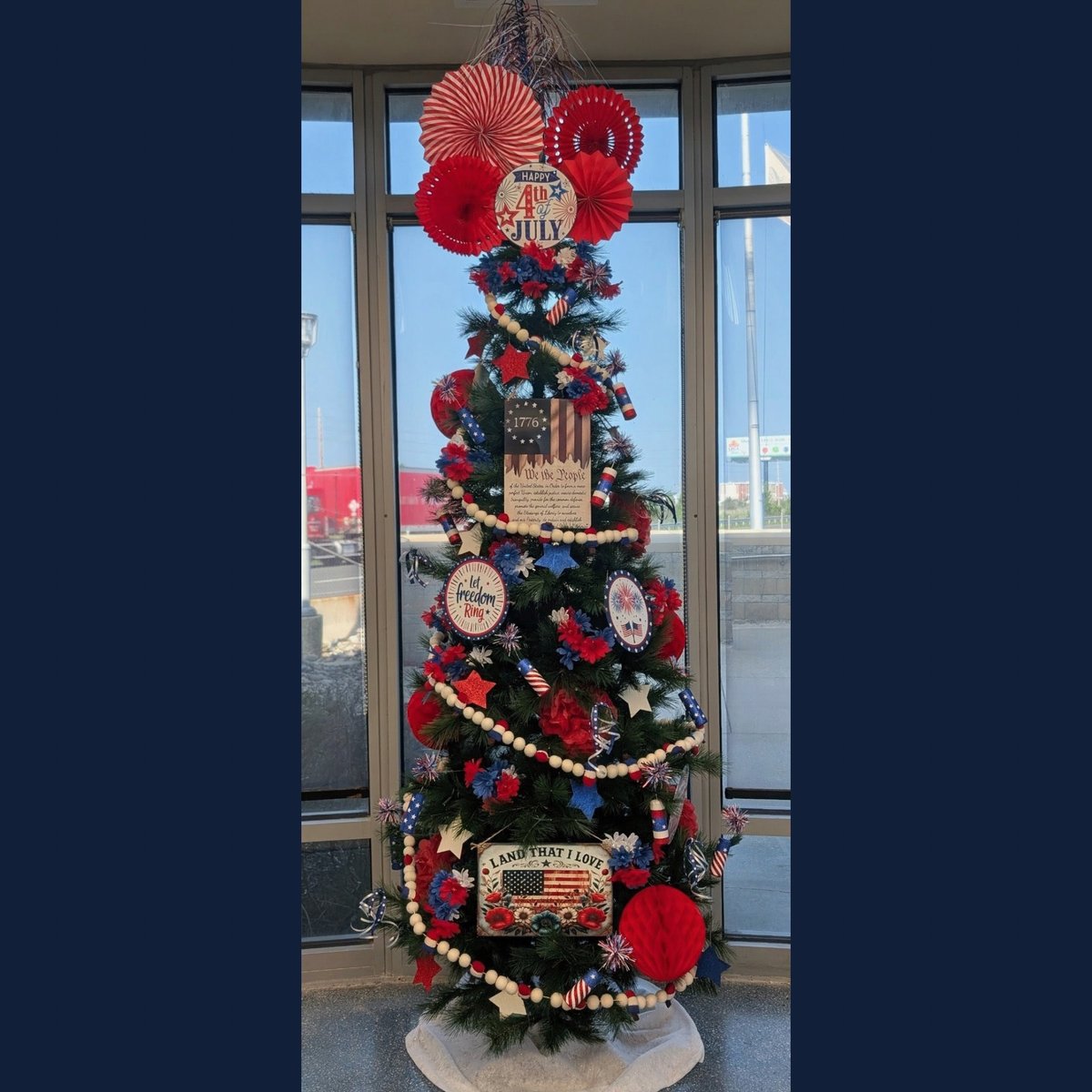 SJTA_official's tweet photo. Celebrate America's 250th! 🇺🇸 Stop by our Welcome Center to see July's patriotic tree honoring the Declaration of Independence, unity, and the enduring spirit of freedom.

#SouthJerseyTransportationAuthority #ACX #EZPasss #WelcomeCenterTree https://t.co/crcsV6n2IQ