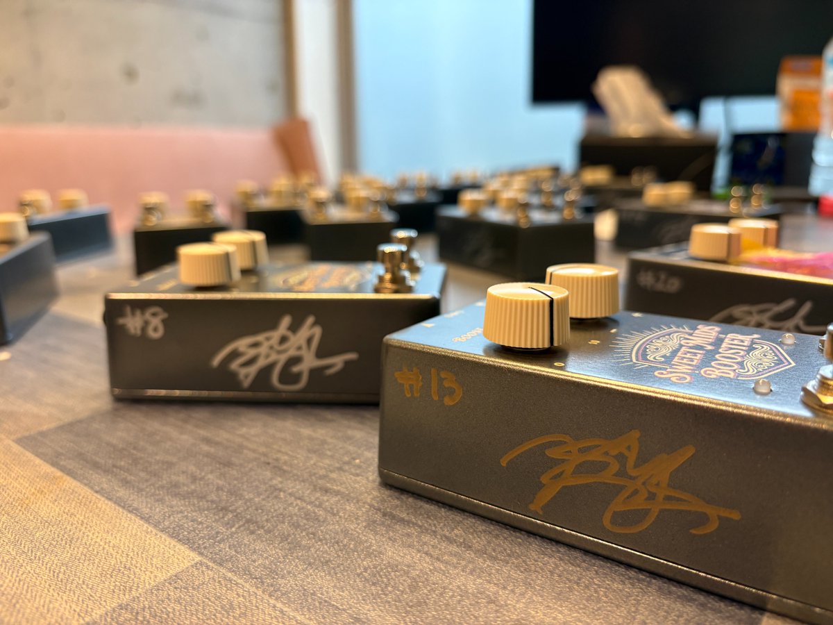 tonebrewclub's tweet photo. 2026年7月11日より、八十八ヶ所巡礼Gt Katzuya Shimizu氏の シグネチャーペダル『Sweet Mids Booster』をリリースいたします。

中音域にフォーカスを当てた2つのブースターを内蔵。

20台限定販売で、同氏による直筆のシリアルとサイン入りです。

詳細はこちら👇
https://t.co/5mYTlk2MLC https://t.co/ds3HBvbxdu