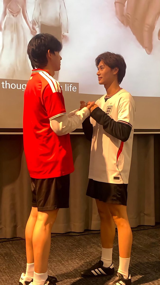 Wilcyn47's tweet photo. Love that you’re holding hands but where are you looking at @domephm?!?

#LosttoLightEp3 #LosttoLight
#Llafolk_ #Domephm
#FolkDome https://t.co/VHfbGP0qw6