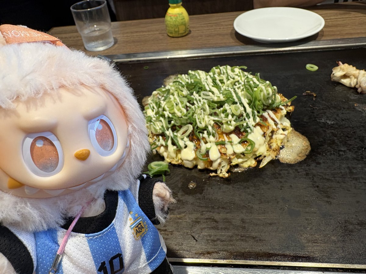 ryoaki9126's tweet photo. 物販の解説も買いましたが、さらに面白くて展示出た後もしばらくかざちんと2人でやばいやばいおもろすぎるって言ってた😂笑（マジで解説買って良かった）

展示見たあとお好み焼き食べたけど、かざちんがお好み焼き放置してずっと解説読んで考察してました。😂笑 https://t.co/IoogUa1xgt