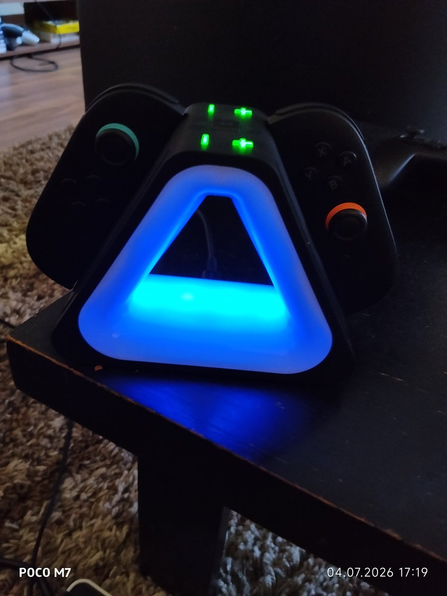 Kitasan_Black87's tweet photo. Hab ich von meinem Neffen geschenkt bekommen gestern.
Des Licht ändert sich
Wünsche euch einen schönen Abend.
#Nintendo #Ladestation https://t.co/TNDW80gh8C