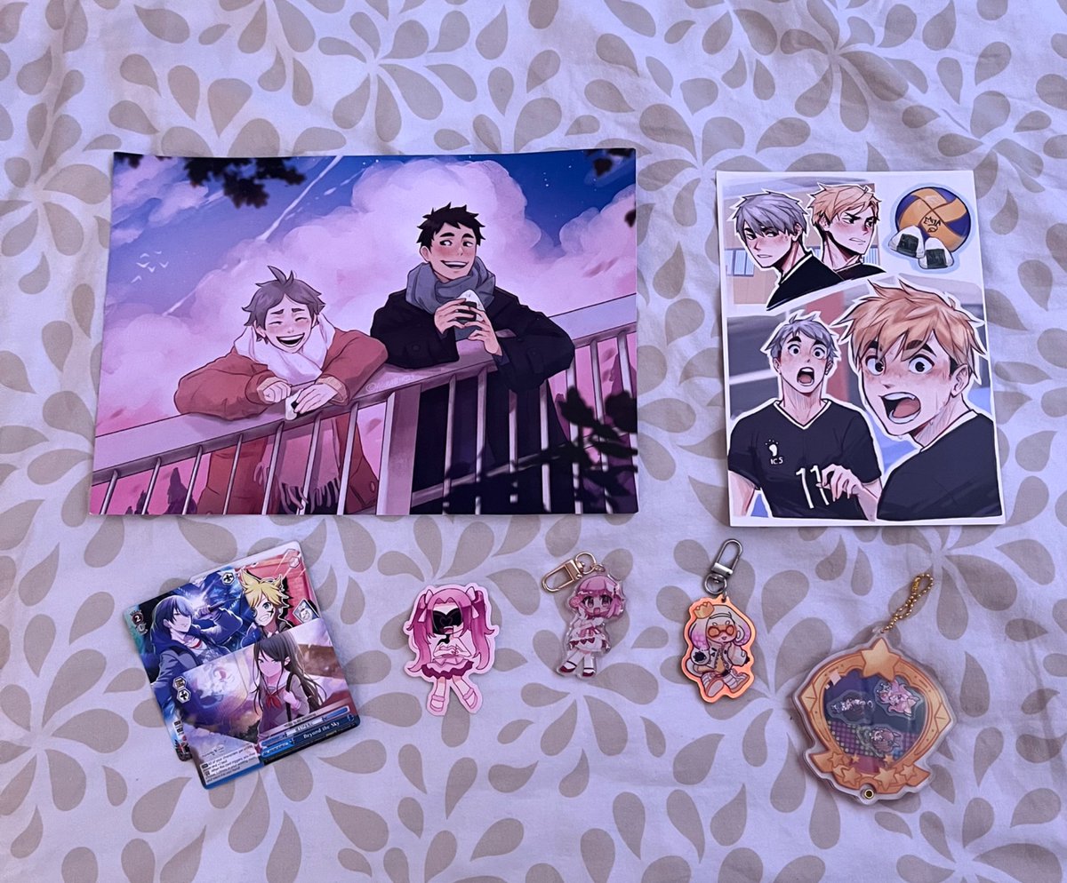 squidtoby_'s tweet photo. heres everything i got at Con todayy :PP https://t.co/yHXoRPD6YA