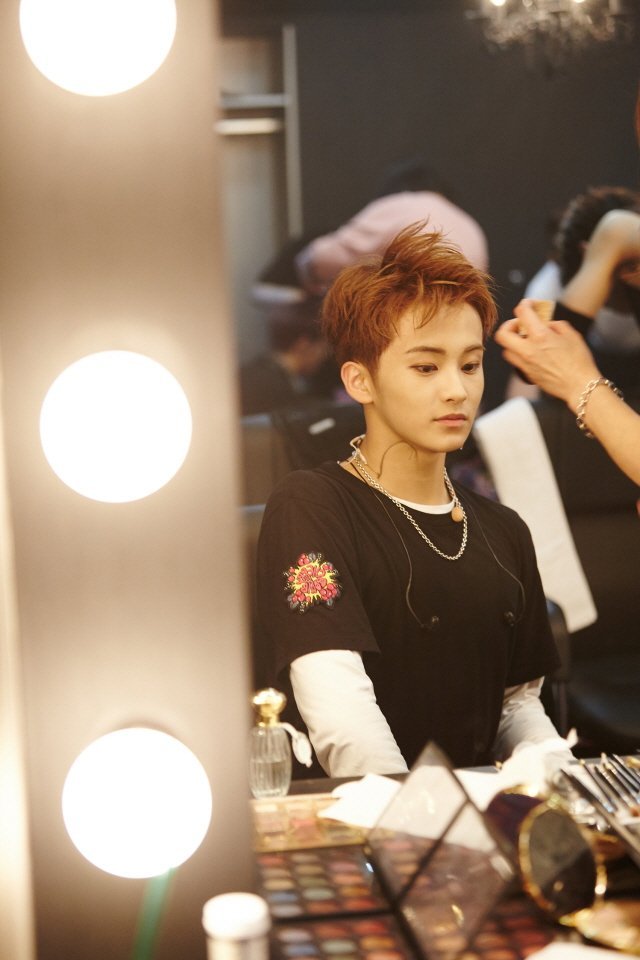 fvr_mkl's tweet photo. I didn't realise mark was this young during cherry bomb era 😭 https://t.co/JFcQ0emFFm