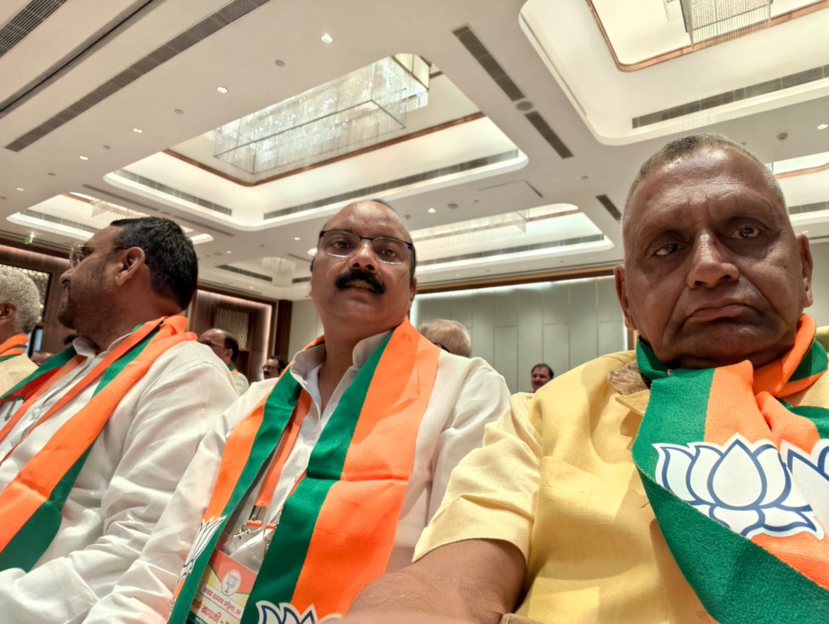 arunksagarbjp's tweet photo. ...मा. प्रदेश अध्यक्ष श्री @mppchaudhary जी, मा. उपमुख्यमंत्री द्वय श्री @kpmaurya1 जी व श्री @brajeshpathakup जी, मा. प्रदेश महामंत्री (संगठन) श्री @idharampalsingh जी की गरिमामयी उपस्थिति में सम्पन्न हुई। (2/2) https://t.co/ojEdyJ0U5i