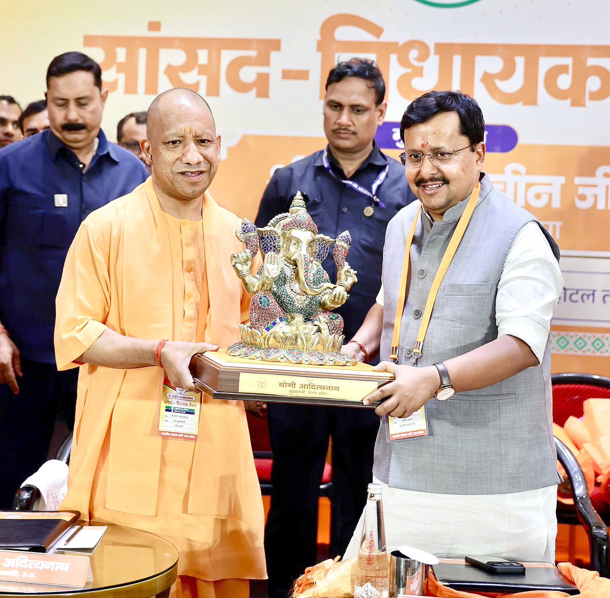 arunksagarbjp's tweet photo. आज लखनऊ में आयोजित भारतीय जनता पार्टी की अत्यंत महत्वपूर्ण 'सांसद-विधायक बैठक' में सहभागिता की।

​बैठक मा. राष्ट्रीय अध्यक्ष श्री @NitinNabin जी की अध्यक्षता तथा मा. मुख्यमंत्री श्री @myogiadityanath जी, मा. राष्ट्रीय महामंत्री (संगठन) श्री @blsanthosh जी, (1/2) https://t.co/hIgXOcVeiL