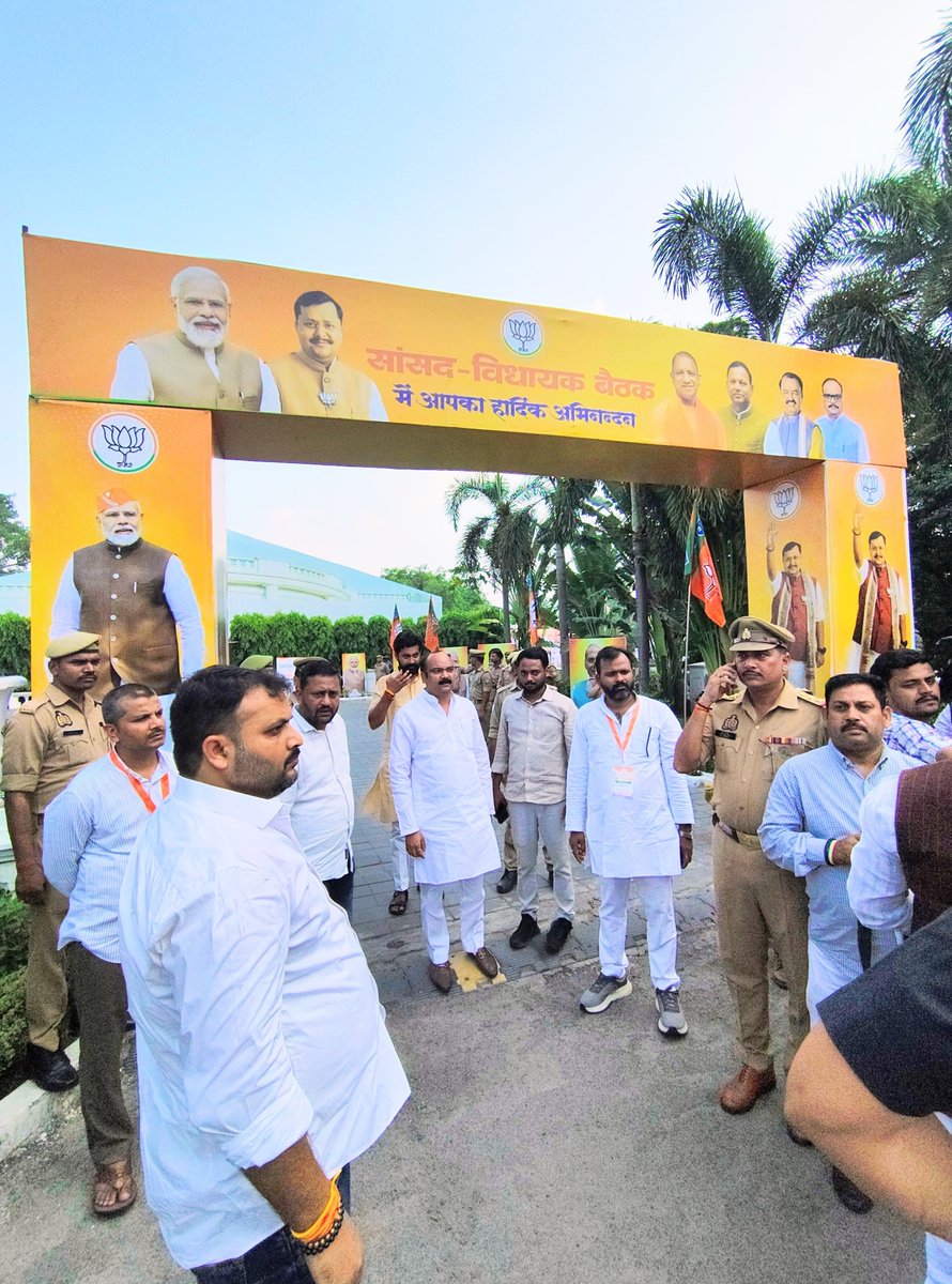 arunksagarbjp's tweet photo. ...मा. प्रदेश अध्यक्ष श्री @mppchaudhary जी, मा. उपमुख्यमंत्री द्वय श्री @kpmaurya1 जी व श्री @brajeshpathakup जी, मा. प्रदेश महामंत्री (संगठन) श्री @idharampalsingh जी की गरिमामयी उपस्थिति में सम्पन्न हुई। (2/2) https://t.co/ojEdyJ0U5i