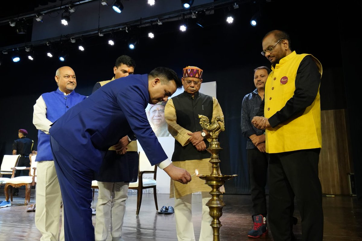 UpendrraRai's tweet photo. मायानगरी मुंबई में आयोजित 'वाग्धारा सम्मान समारोह' में शामिल हुआ। कार्यक्रम में तेलंगाना के माननीय राज्यपाल श्री शिव प्रताप शुक्ल जी, वाग्धारा के अध्यक्ष डॉ. वागीश सारस्वत जी, मुंबई सिद्धिविनायक मंदिर के कोषाध्यक्ष श्री आचार्य पवन त्रिपाठी जी सहित अनेक गणमान्य अतिथि उपस्थित रहे। कार्यक्रम में साहित्य, संस्कृति और समाज से जुड़े विभिन्न महत्वपूर्ण विषयों पर सार्थक चर्चा हुई। देखिए झलकियां।
@narendramodi @AmitShah  @ShivPShukla_Gov @pawantripathi_ @vageeshsaraswat @PMOIndia @HMOIndia