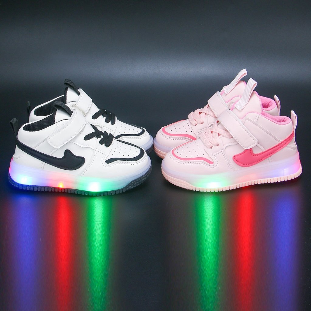 Kageyamatee's tweet photo. Filipino kid with a big dream starter pack @AlexEala05 🥹

Ruffled socks ✅️
Light-up shoes ✅️
Chubby cheeks ✅️

#Wimbledon https://t.co/YCgt4S1CV9