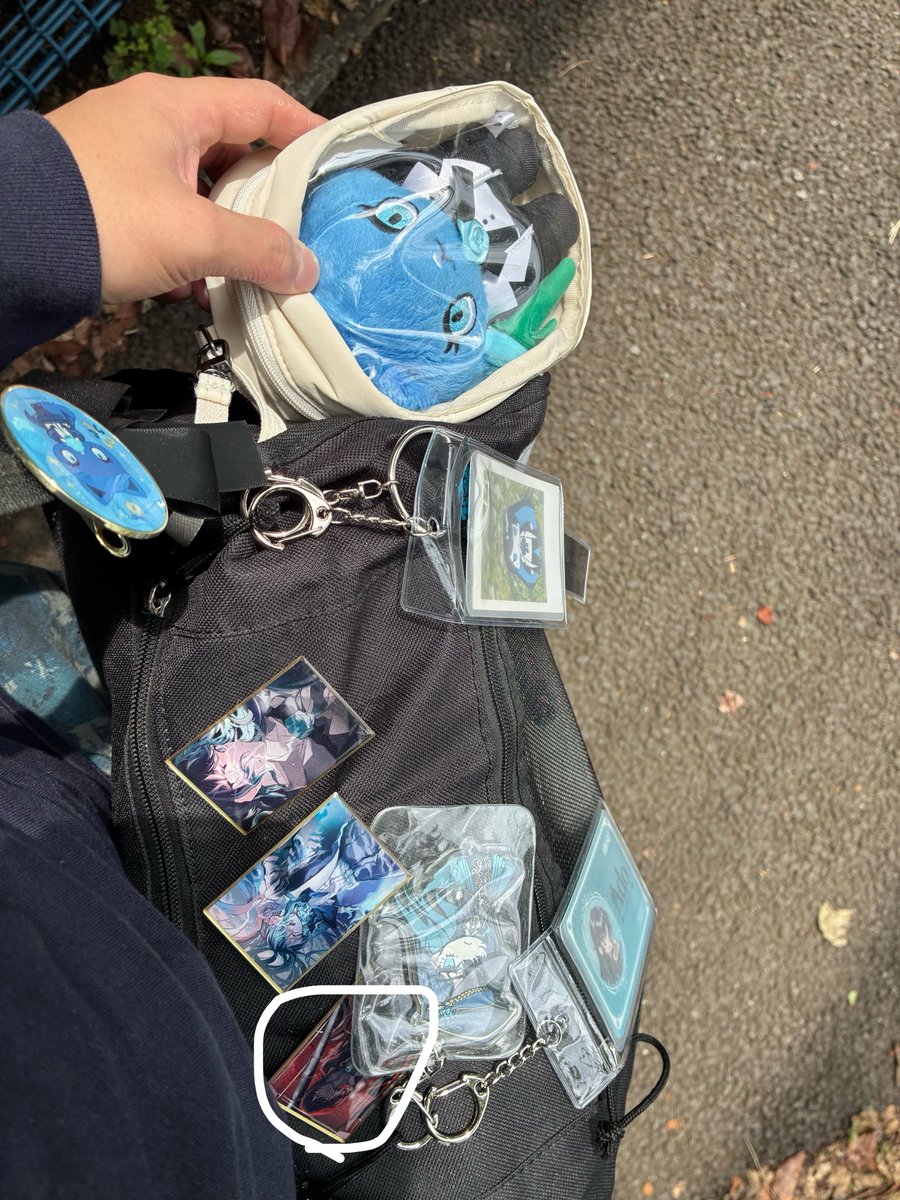 t955990's tweet photo. あ、もしかしたらバックにつけてたピンズ無くしたかもぉ…コレなんだけど見当たらないんだよね…会場か小机とかで引っ掛けて落としたかなぁ…🥲 https://t.co/8euH6nI7Ik
