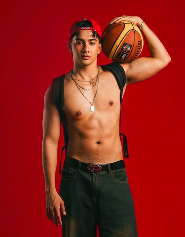 mstrclyde9's tweet photo. I want to have an all access to Zach Guerrero's body. https://t.co/R168dSI66s
