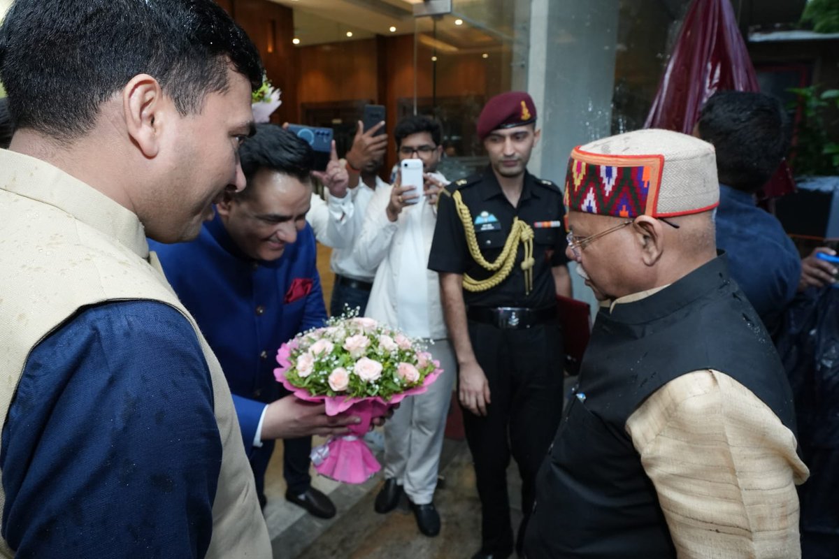 UpendrraRai's tweet photo. मायानगरी मुंबई में आयोजित 'वाग्धारा सम्मान समारोह' में शामिल हुआ। कार्यक्रम में तेलंगाना के माननीय राज्यपाल श्री शिव प्रताप शुक्ल जी, वाग्धारा के अध्यक्ष डॉ. वागीश सारस्वत जी, मुंबई सिद्धिविनायक मंदिर के कोषाध्यक्ष श्री आचार्य पवन त्रिपाठी जी सहित अनेक गणमान्य अतिथि उपस्थित रहे। कार्यक्रम में साहित्य, संस्कृति और समाज से जुड़े विभिन्न महत्वपूर्ण विषयों पर सार्थक चर्चा हुई। देखिए झलकियां।
@narendramodi @AmitShah  @ShivPShukla_Gov @pawantripathi_ @vageeshsaraswat @PMOIndia @HMOIndia