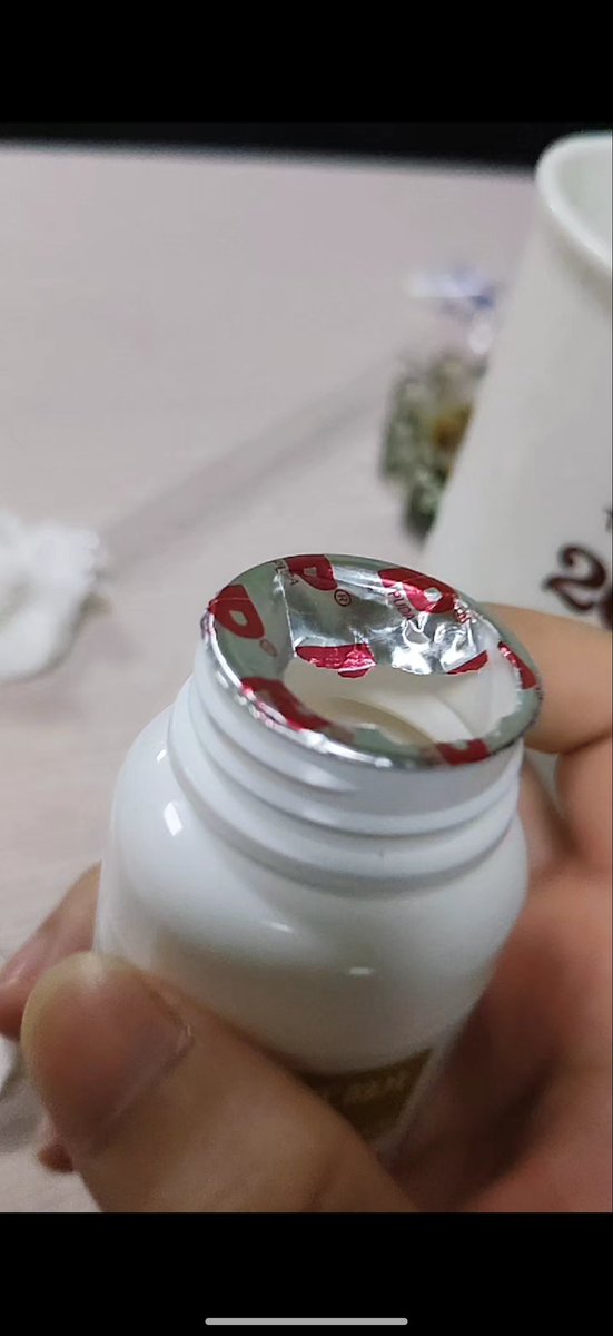 NL8526's tweet photo. 【挂人】由于是在咱群里主动找群u导致群u被骗 并且骗子后续理由及其离谱 所以挂出来

我想问有哪个贩子会把💊拆开放进别的💊瓶子二次塑封，更何况没有二次塑封的痕迹😂

墙内没良心的人还是很多的 大家要谨防被骗！特别是主动找你的贩子一定不要相信，不是叫你几句宝宝姐姐妹妹就能对他们卸下防备的。 https://t.co/YWnIlKCSue
