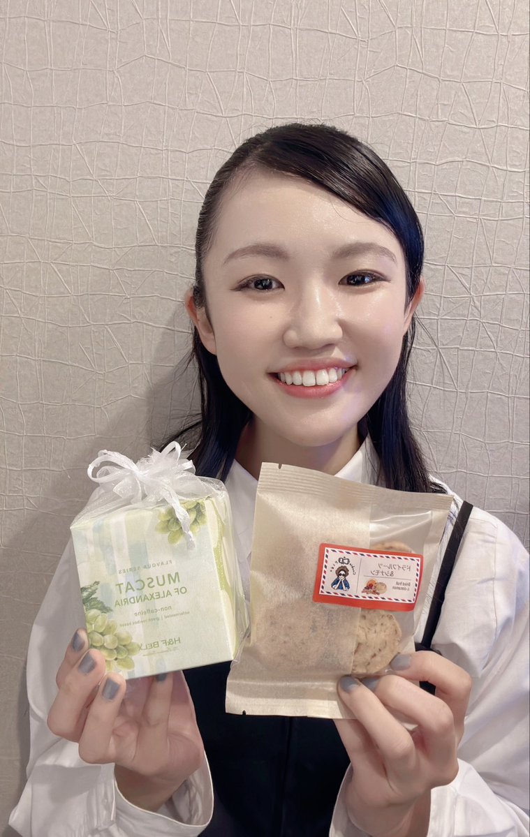 8ma7wish's tweet photo. #栗JET 

いただいた素敵な差し入れたち②✨️

🍪クッキー＆お茶
なんてお洒落なティータイムセット！！
いただくのが楽しみですわっ( *´︶`*)ｳﾌﾌ

💐 花束
鮮やかな花々に
見た瞬間「わぁぁ！！」と
内心大騒ぎでございました(*'♡'*)ﾜｧ!!

本当にありがとうございます🎀✨️ https://t.co/n79kioxbeo