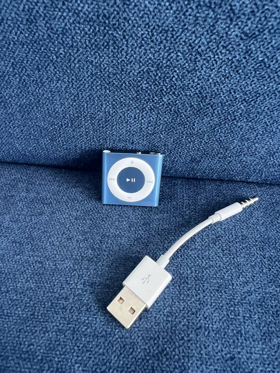 ntoine__'s tweet photo. Je viens de retrouver une relique chez les darons #ipodshuffle https://t.co/usJLdXl9n1
