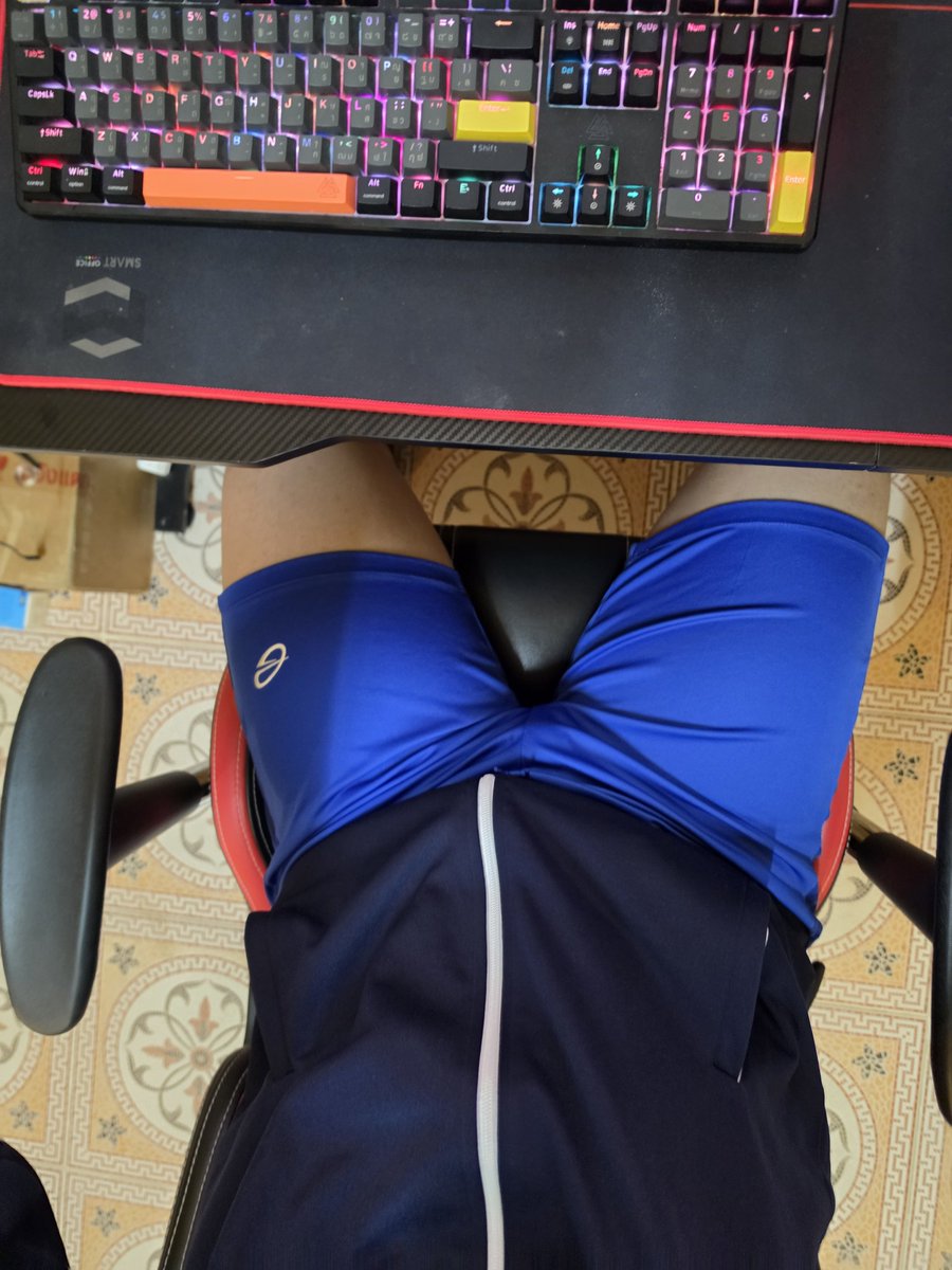 k8eKpWNKre4jiwy's tweet photo. นั่งทำงานเวลาฝนตก https://t.co/ZuTsyYTH5C