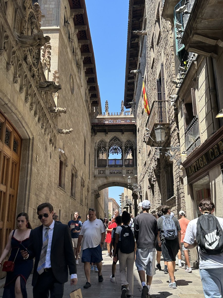 VynersMFL's tweet photo. Lovely day in the centre of Barcelona! Now back to the hotel ☺️ https://t.co/6jTuuxDfzx