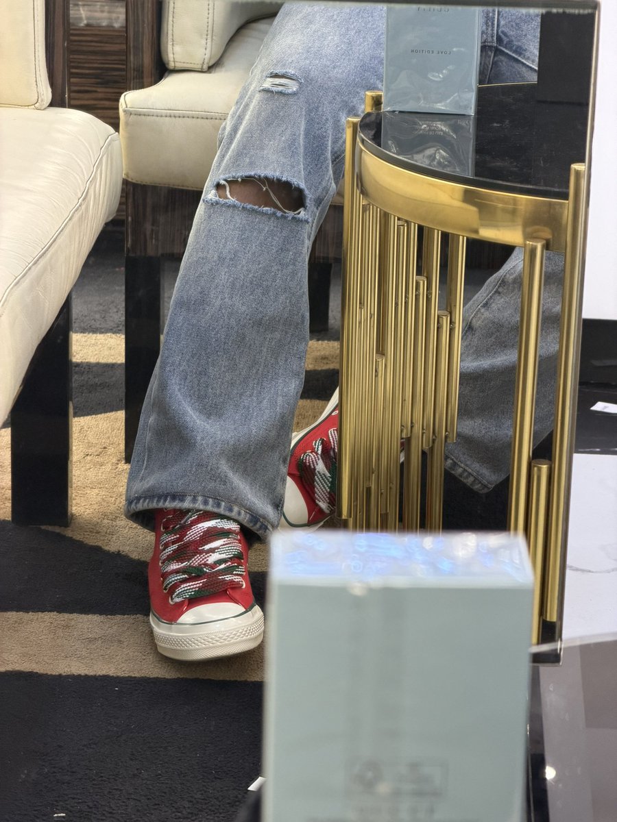Ad3dayo's tweet photo. It is weekend, as a man try dey smell nice. This is nothing but pure show off 🥵 https://t.co/OAYC7aOiJS
