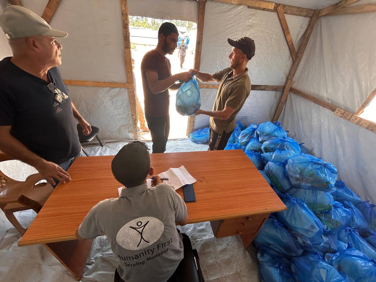 HumanityFirstUK's tweet photo. As humanitarian needs continue across #Gaza, our teams remain on the ground supporting families.

Over the next few days, 3,000+ families will receive essential hygiene kits thanks to your generosity.

https://t.co/DpiKDeNquA https://t.co/sHFIptBTK6