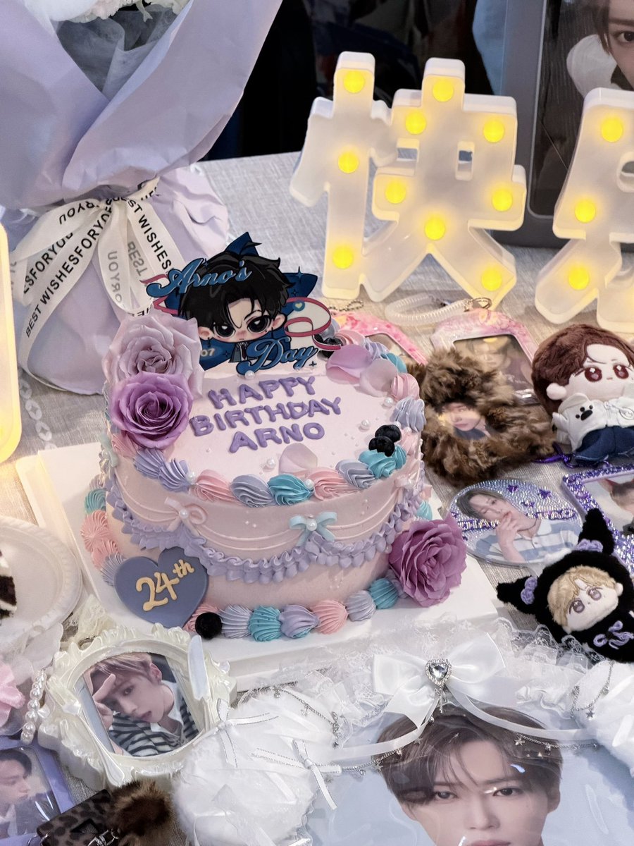 Prooodeoxy's tweet photo. 🐍🍰
很多人爱你🥰
#HAPPY_ARNO_DAY https://t.co/8CkAlPptii