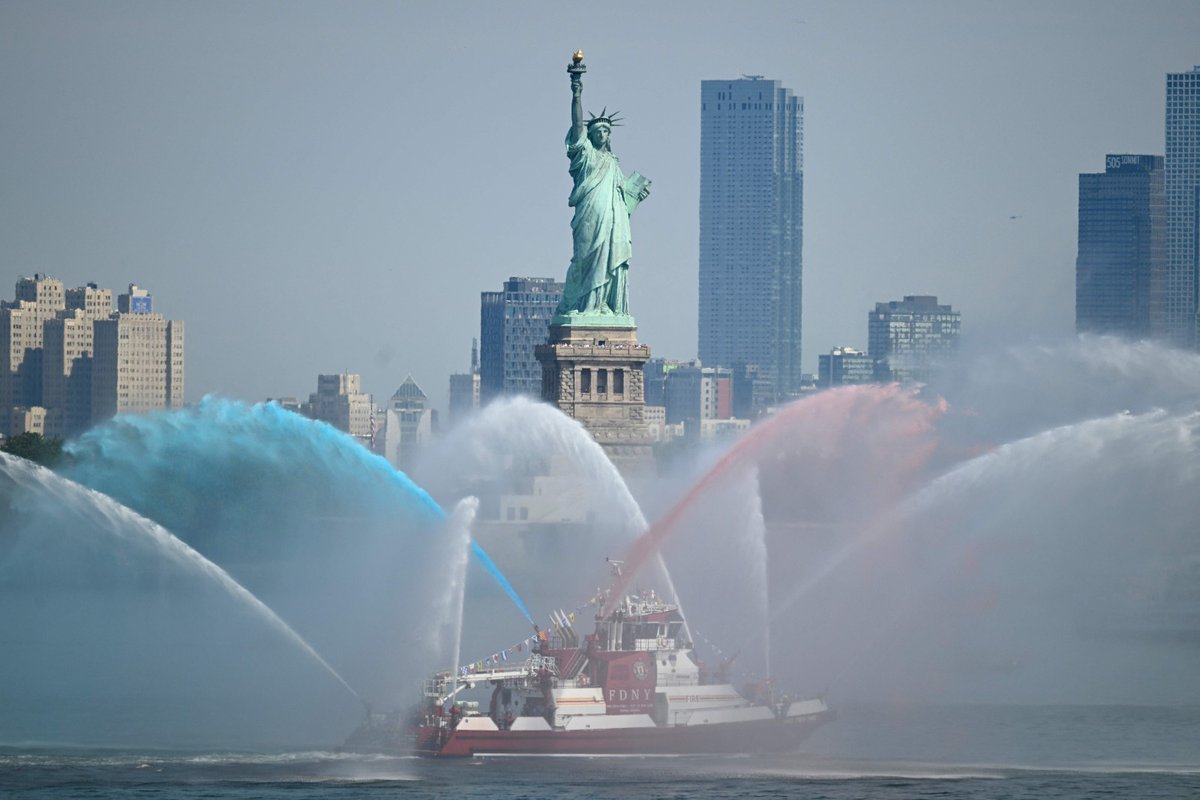 El_Universal_Mx's tweet photo. 🇺🇸 Así lucen las celebraciones por el 250 aniversario de la independencia de Estados Unidos

📸 AFP
⛓️ https://t.co/kha5ya2nwu https://t.co/M580atz3hG